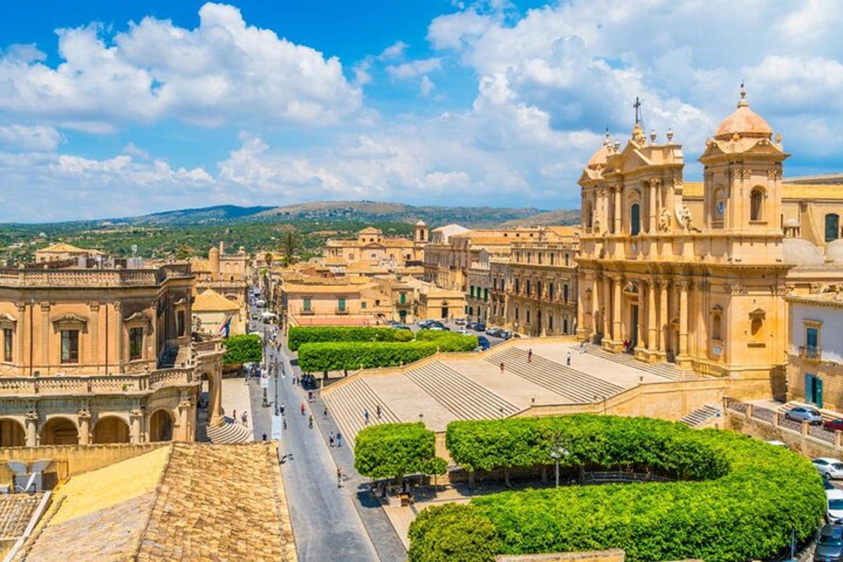 una vista di una città con edifici e una strada