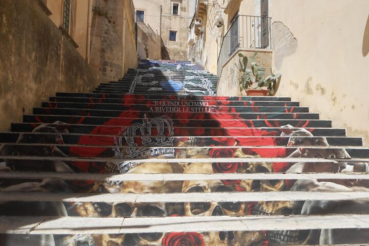 um conjunto de escadas em um beco com grafite