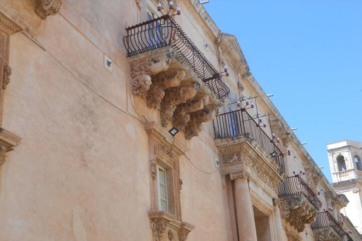 un gruppo di orsacchiotti appesi a un balcone