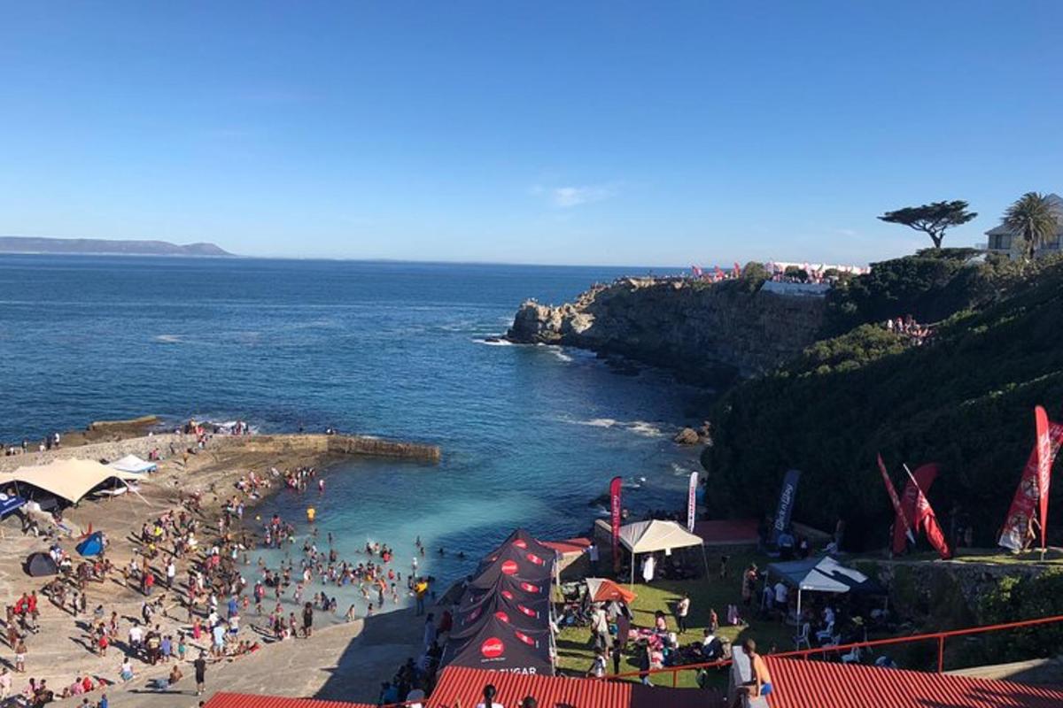 una multitud de personas en una playa cerca del océano