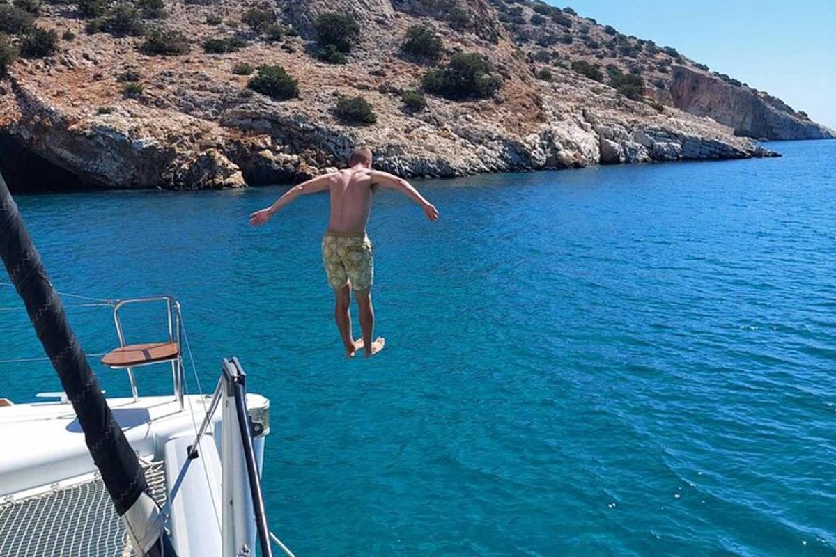 човек који скаче са чамца у воду