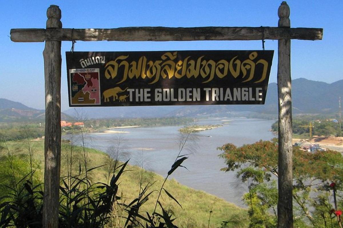 um sinal para o triângulo dourado próximo a um rio