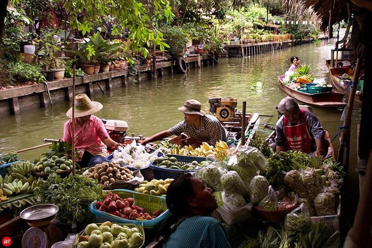 un groupe de personnes sur un marché avec des fruits et des légumes