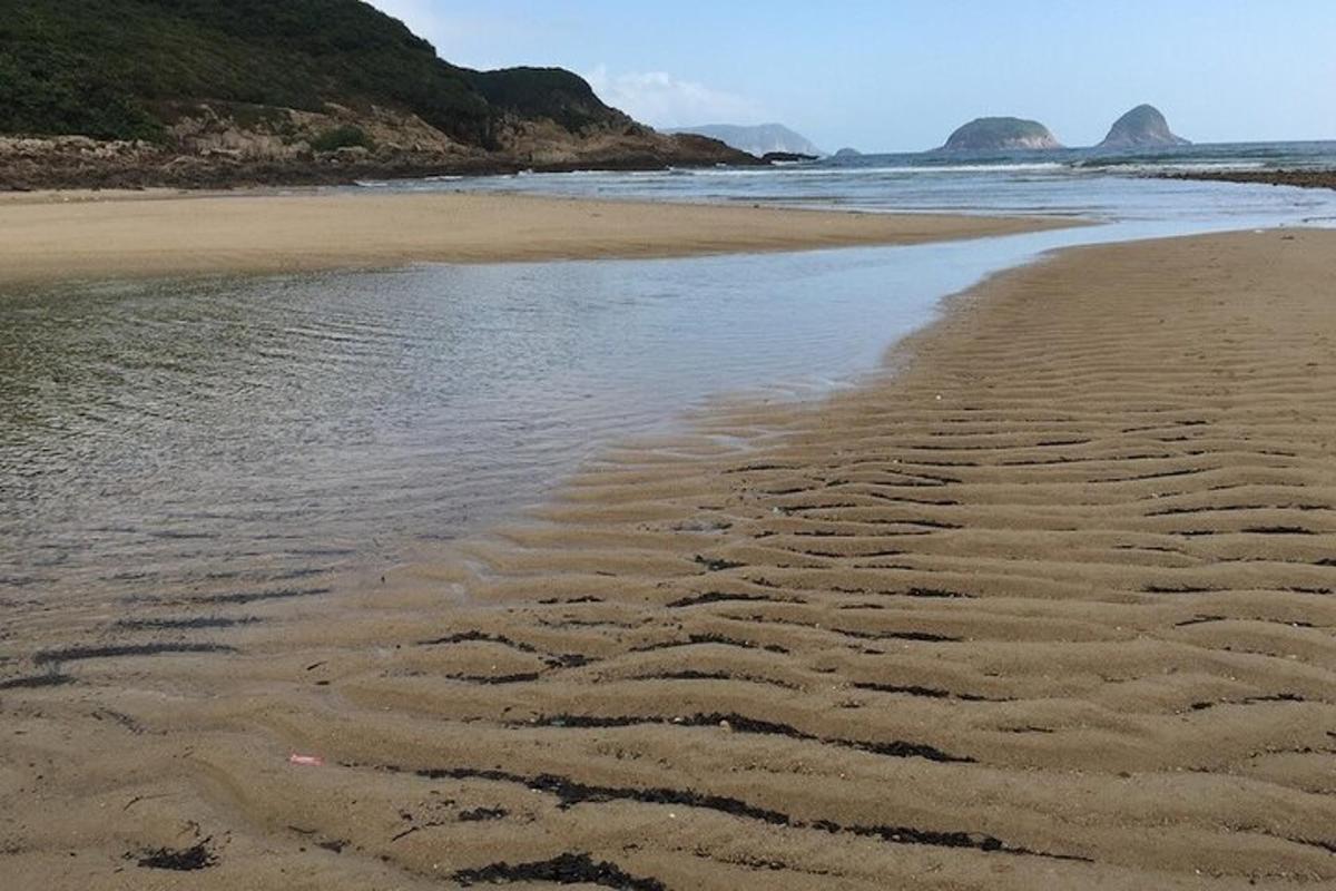ein Sandstrand mit Fußspuren im Sand
