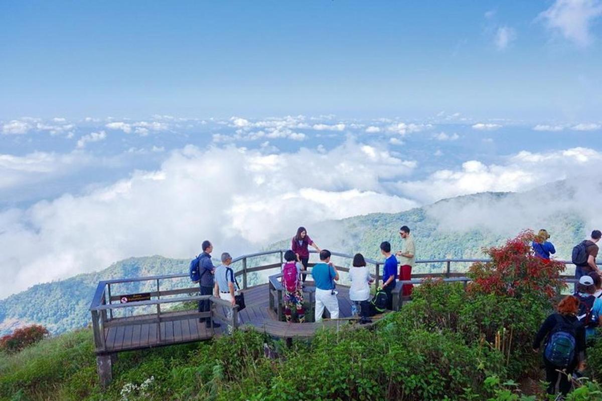 sekumpulan orang berdiri di atas gunung