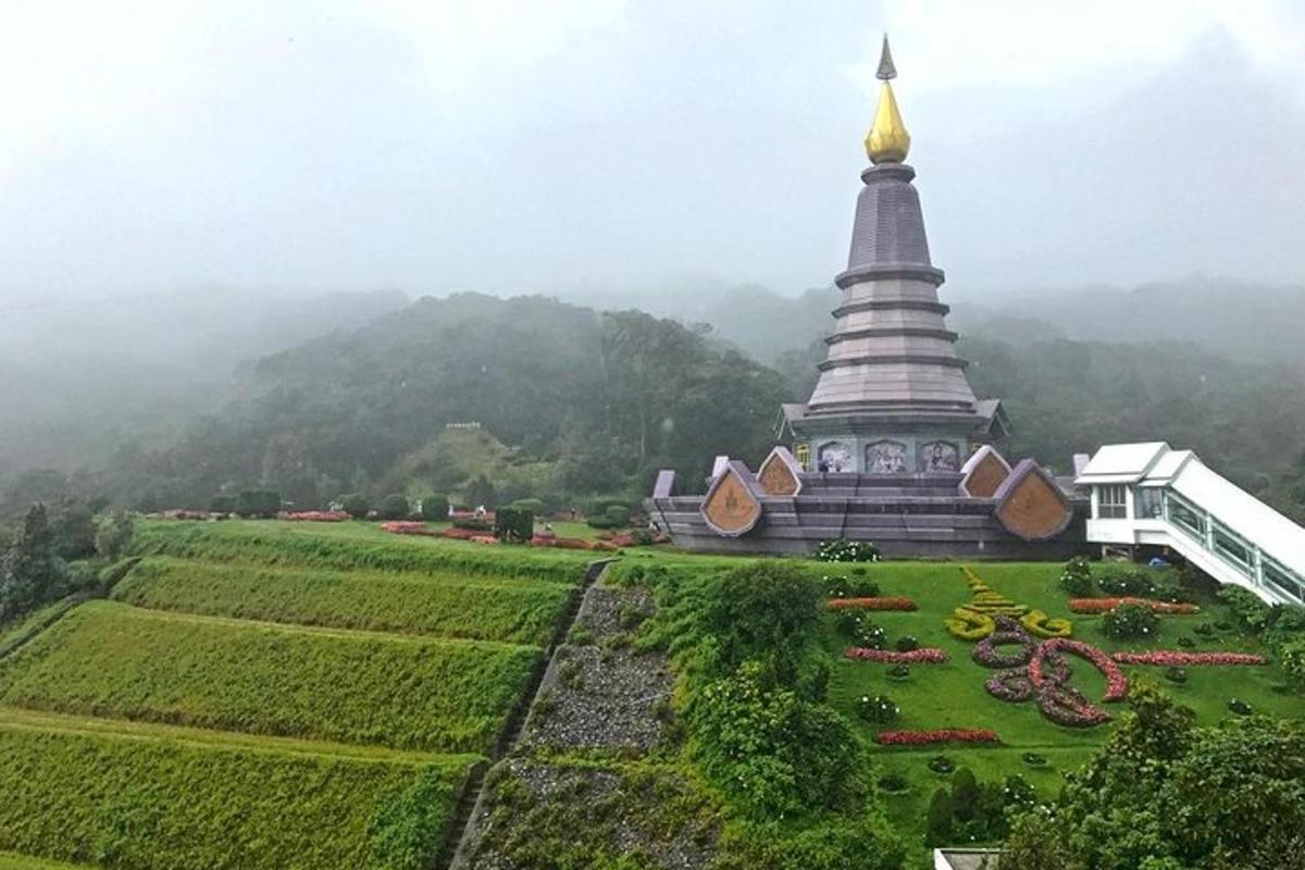 pagoda di atas padang hijau di sebelah bangunan