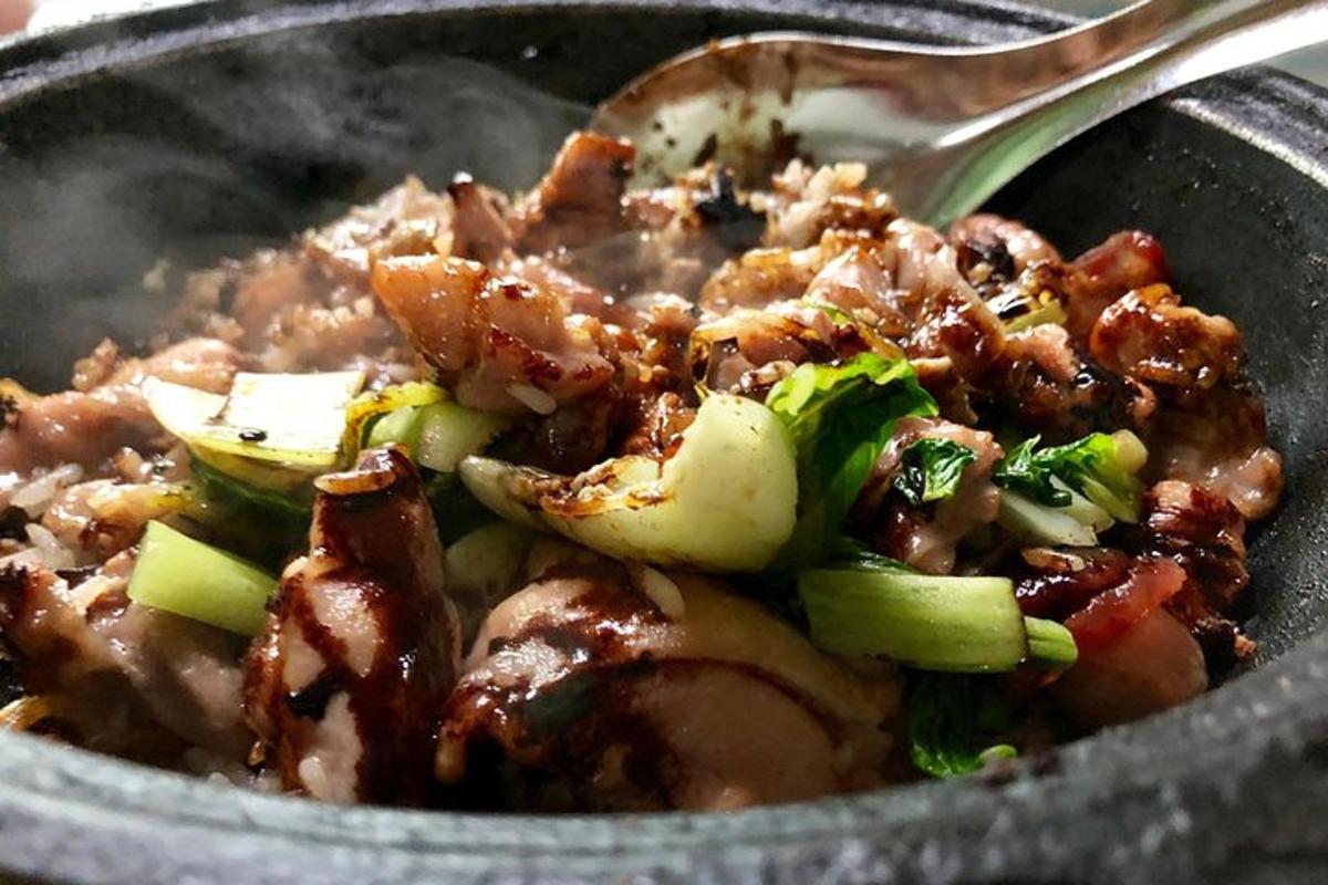 миска з їжею з м'ясом та овочами за допомогою ложки