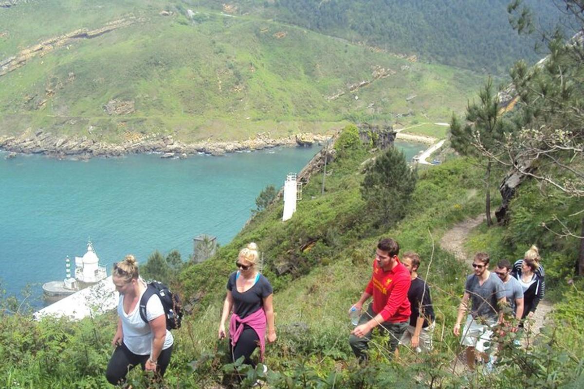 un grupo de personas subiendo una colina