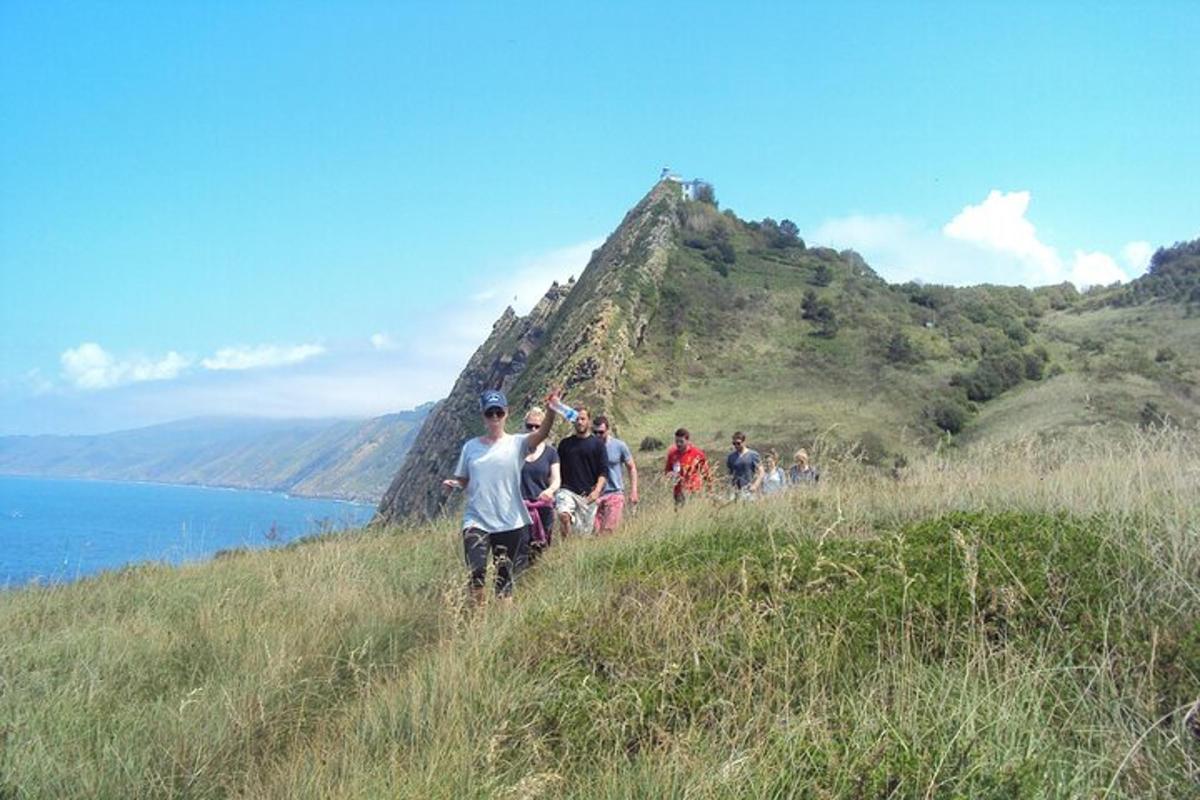 sekumpulan orang berjalan di atas bukit berhampiran air