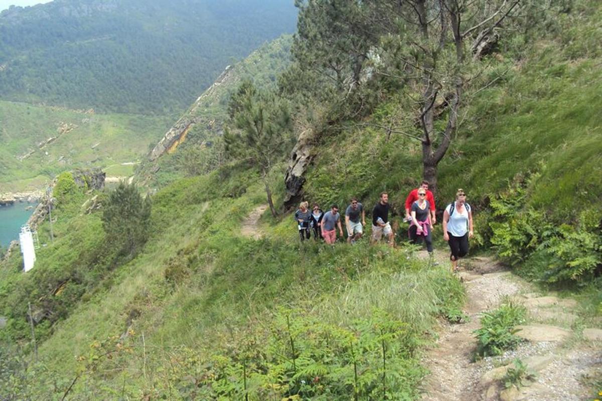 un grup de persones caminant per un sender de muntanya