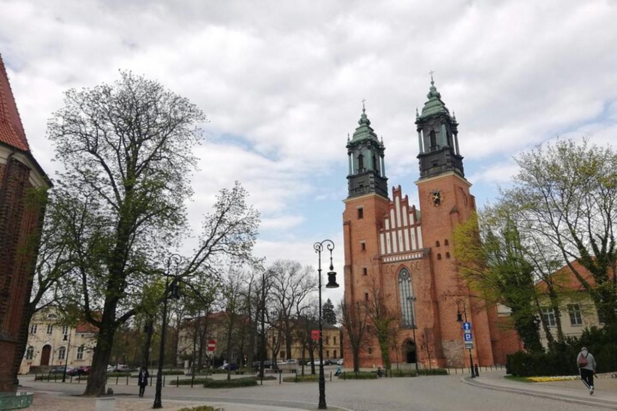 velká cihlová budova s hodinovou věží