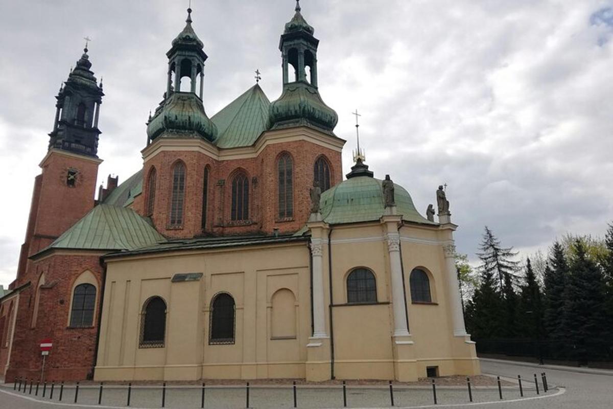 velký kostel se dvěma věžemi na vrcholu