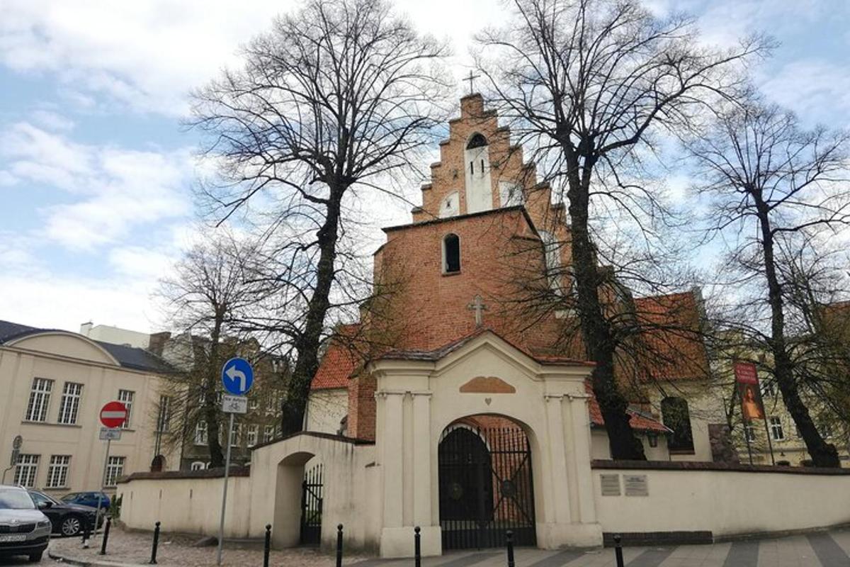 eine große Kirche mit einem hohen Turm mit einer Uhr