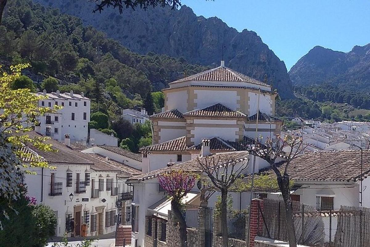 um grande edifício branco com montanhas ao fundo