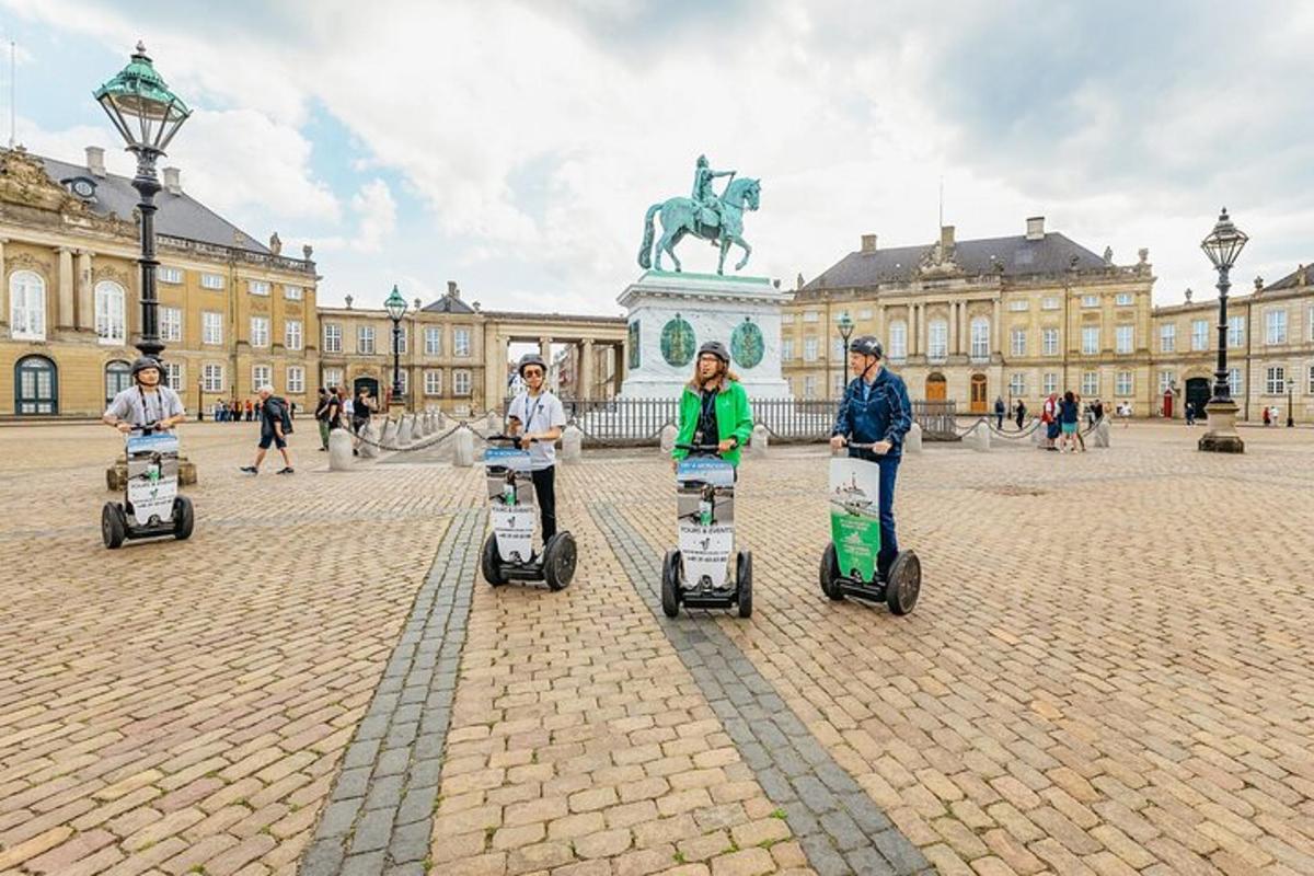 grupp inimesi, kes sõidavad hoone ees segwaydega