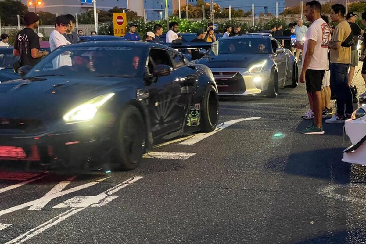 un grupo de coches estacionados en un estacionamiento