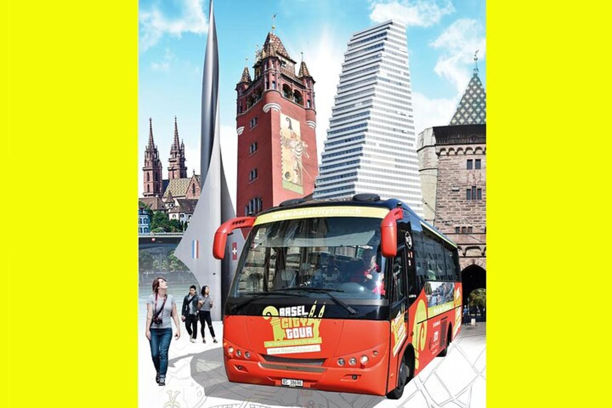 Rdeč avtobus je parkiran pred stavbo