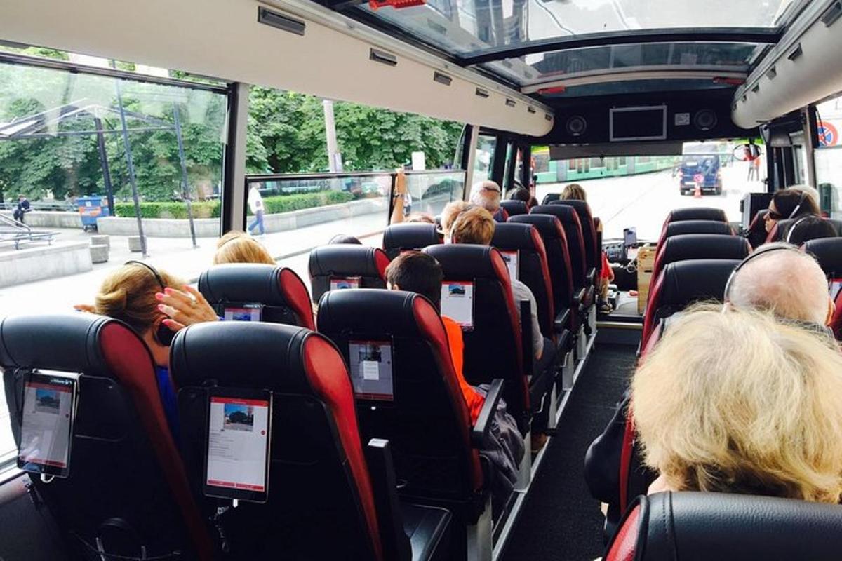 grupp inimesi istub bussis