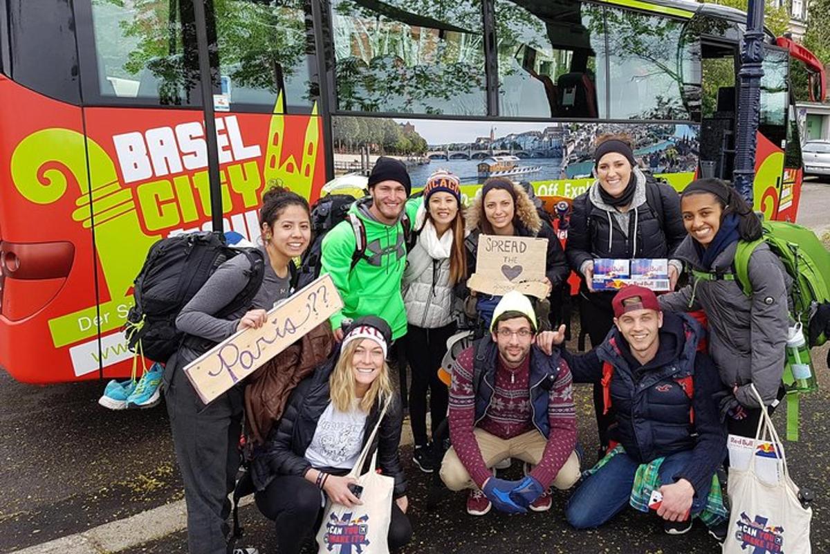 grupp inimesi poseerib bussi ees