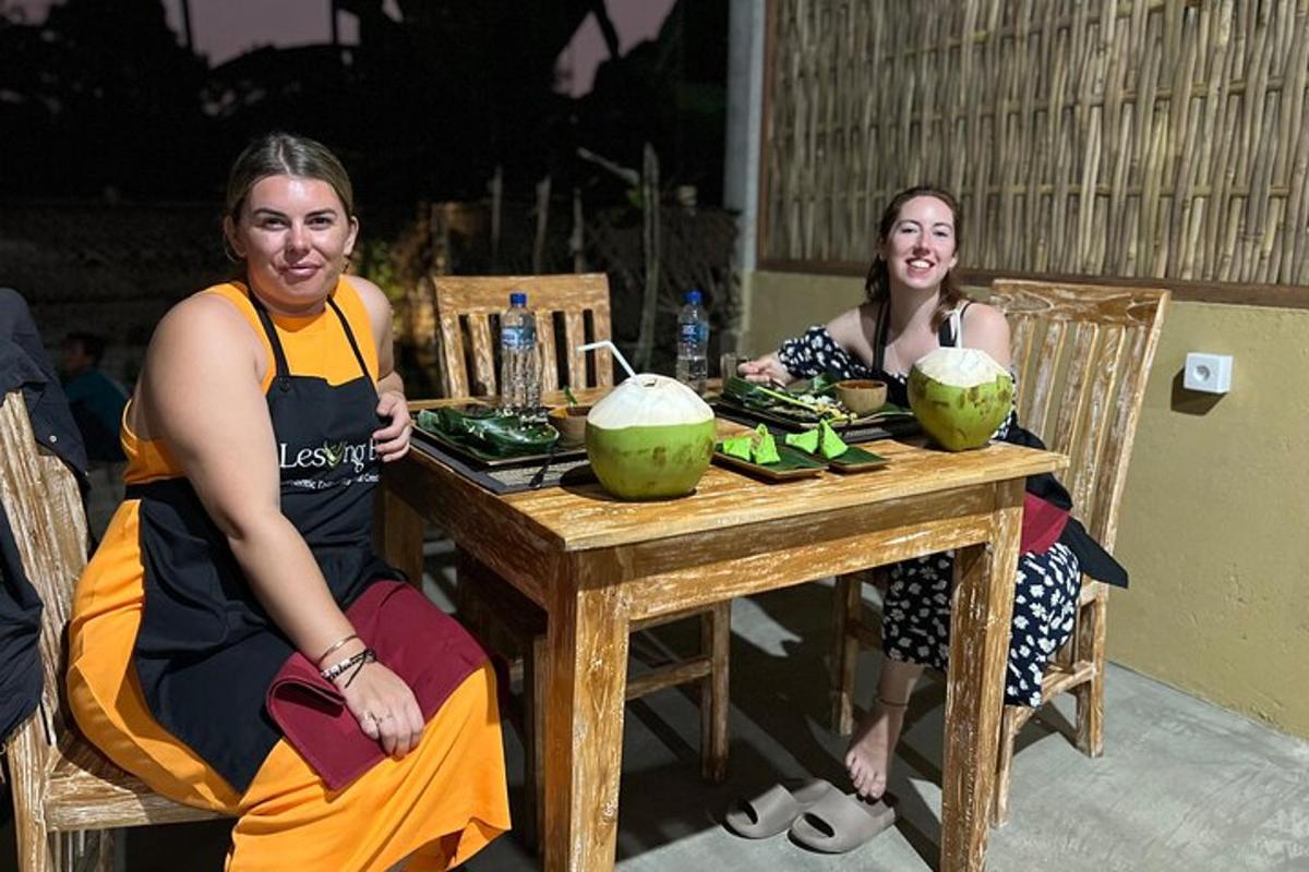 due donne sedute a un tavolo con meloni verdi