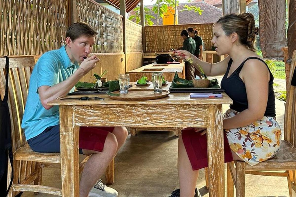 một người đàn ông và một người phụ nữ đang ngồi ở bàn ăn