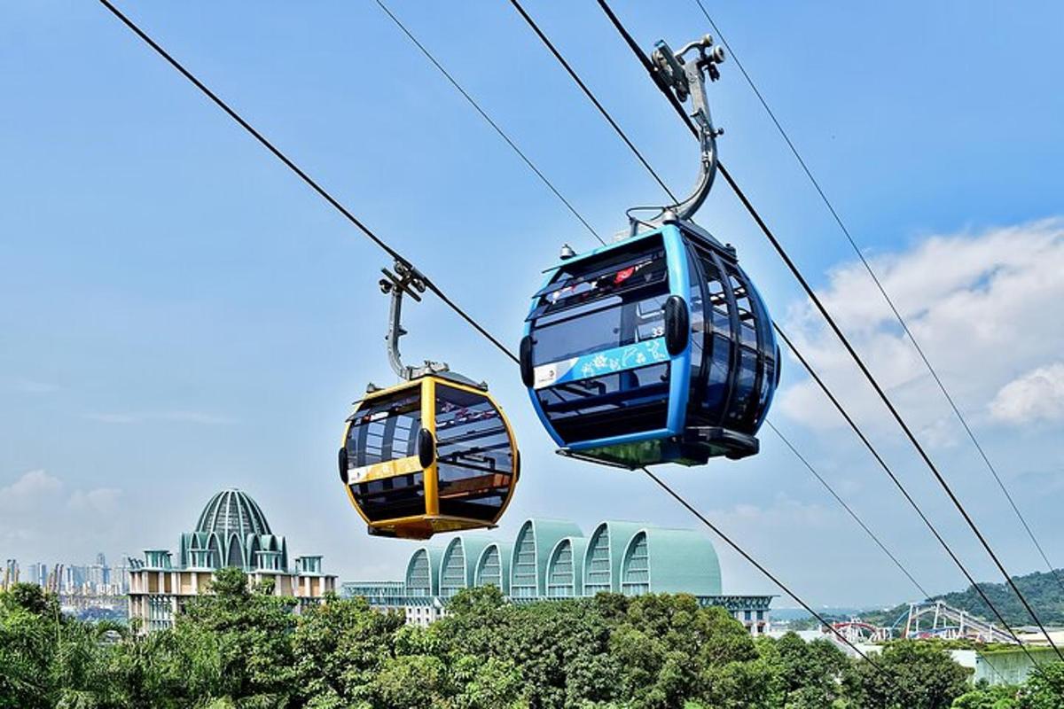 két gondola egy felvonón a város előtt