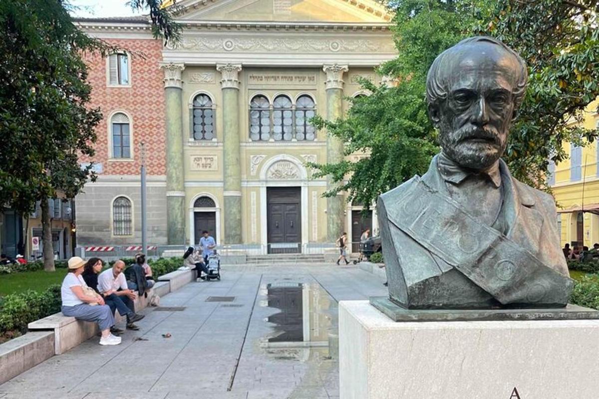 kip čovjeka koji sjedi ispred zgrade