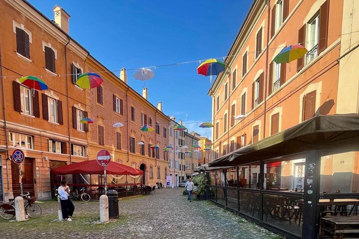 gradska ulica sa zgradama i šarenim kišobranima