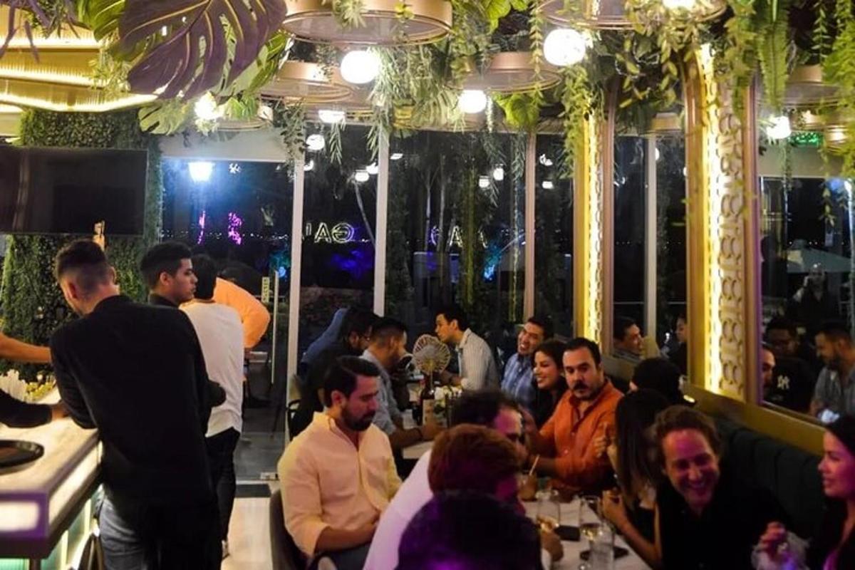 skupina lidí sedících v restauraci
