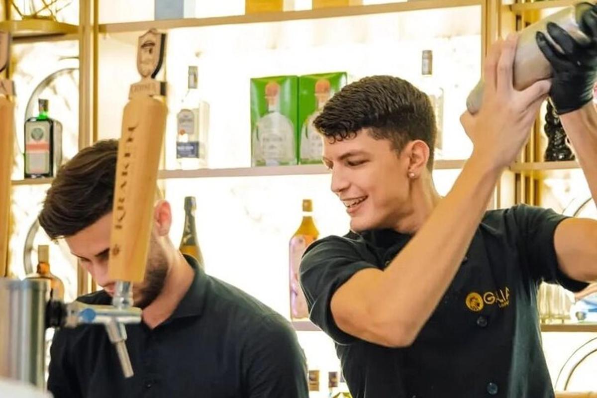 dva muži stojící v holičství s nožem