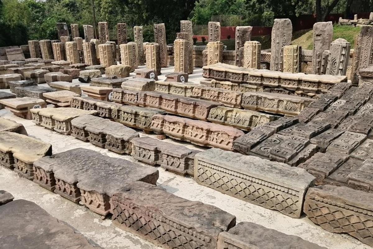 velká skupina kamenných ruin v poli