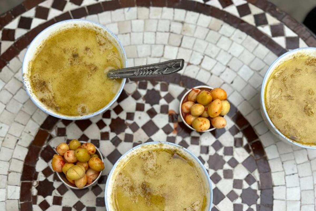 четири купички с храна на маса с плодове