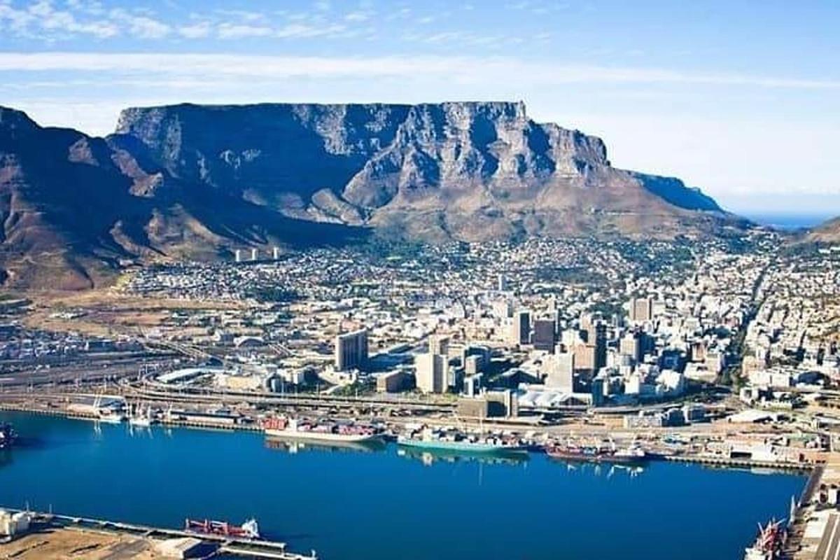 Una vista aérea de Ciudad del Cabo y la Montaña de la Mesa