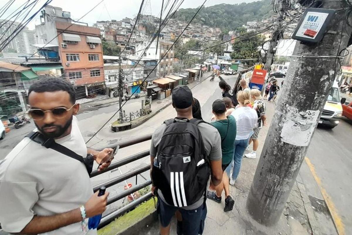一群人走在城市街道上