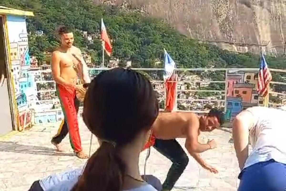 sekumpulan orang bermain di pantai