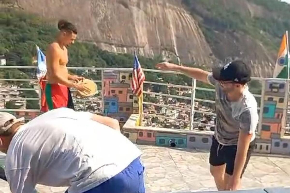 sekumpulan lelaki muda bermain permainan dengan frisbee
