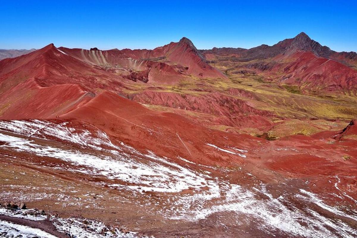 útsýni yfir fjall með snjó á því