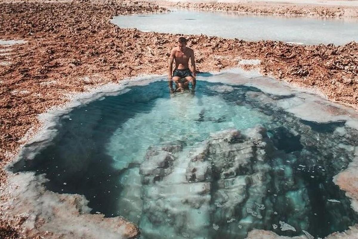 un home està assegut en un bassal d'aigua