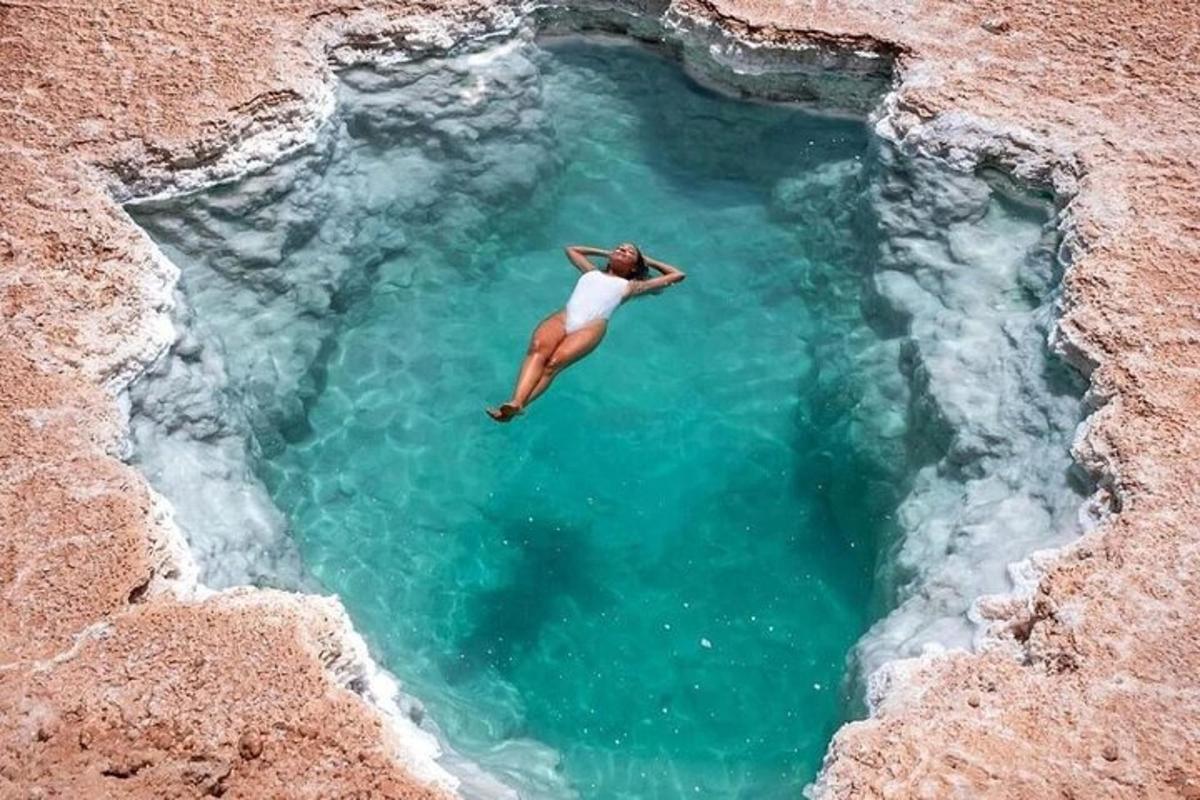 una dona saltant a una piscina d'aigua
