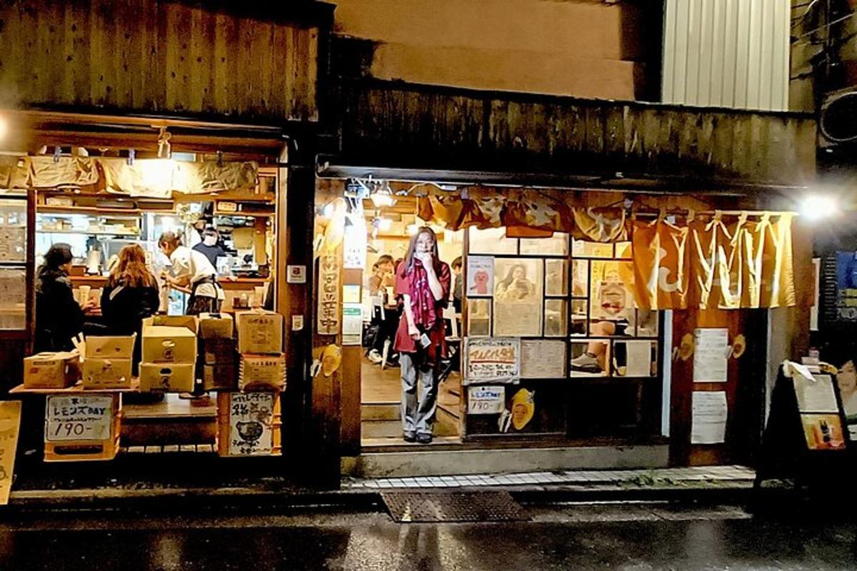 Una mujer parada frente a una tienda por la noche