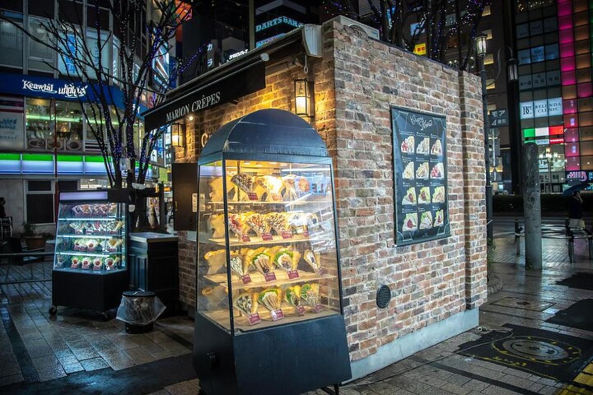 Una vitrina en un edificio de ladrillo con comida.