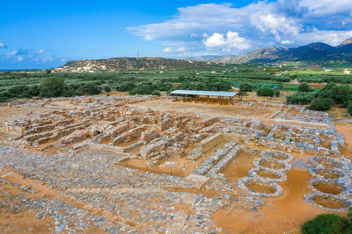 una vista aerea di un antico anfiteatro