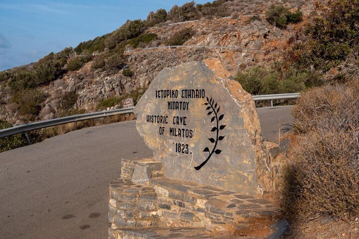 un cartello di pietra sul ciglio di una strada