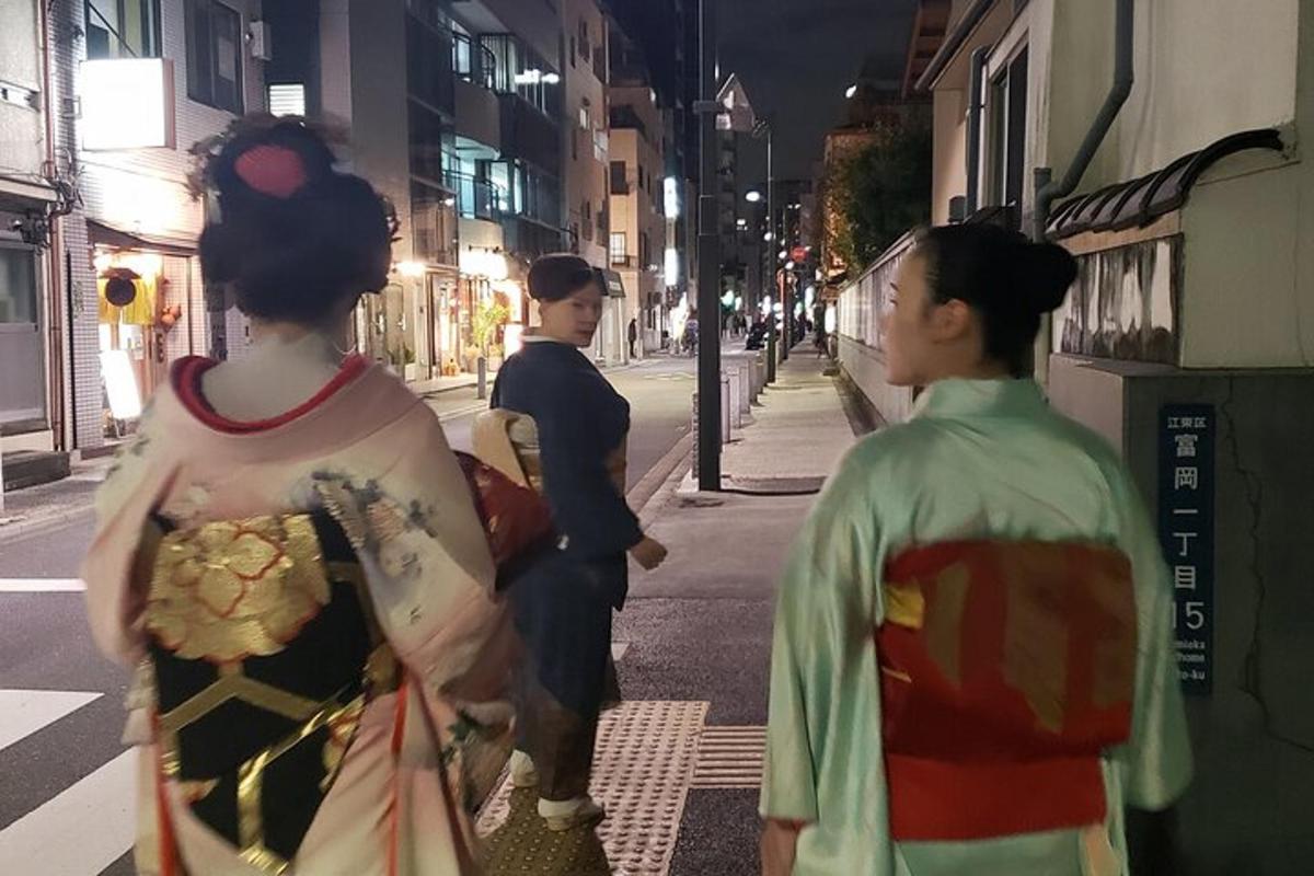 gece vakti sokakta yürüyen iki Japon
