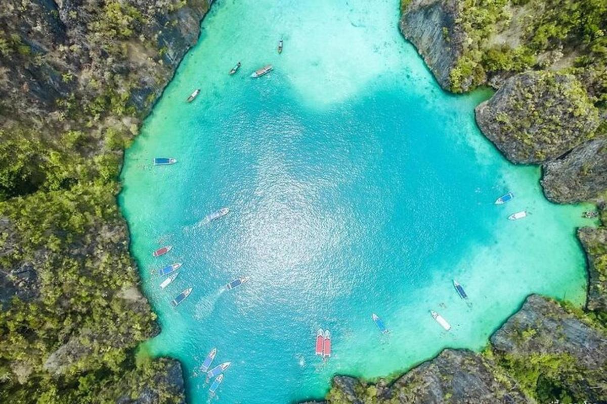Μια εναέρια άποψη μιας παραλίας με βάρκες στο νερό