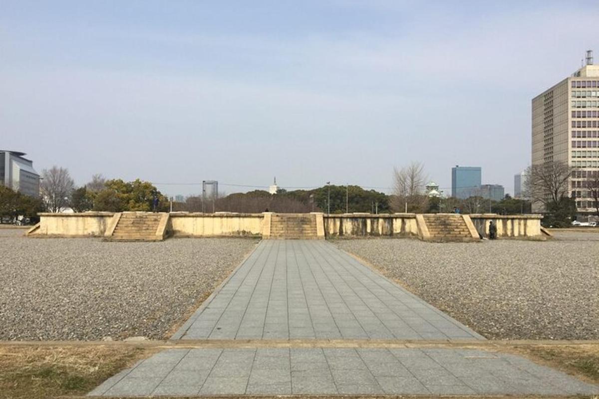 공원 한가운데 있는 돌길
