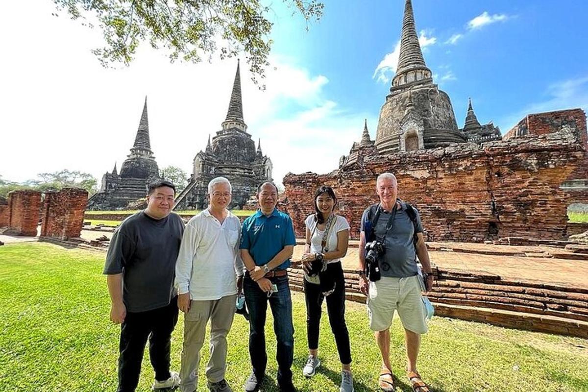 um grupo de pessoas em pé em frente a um templo
