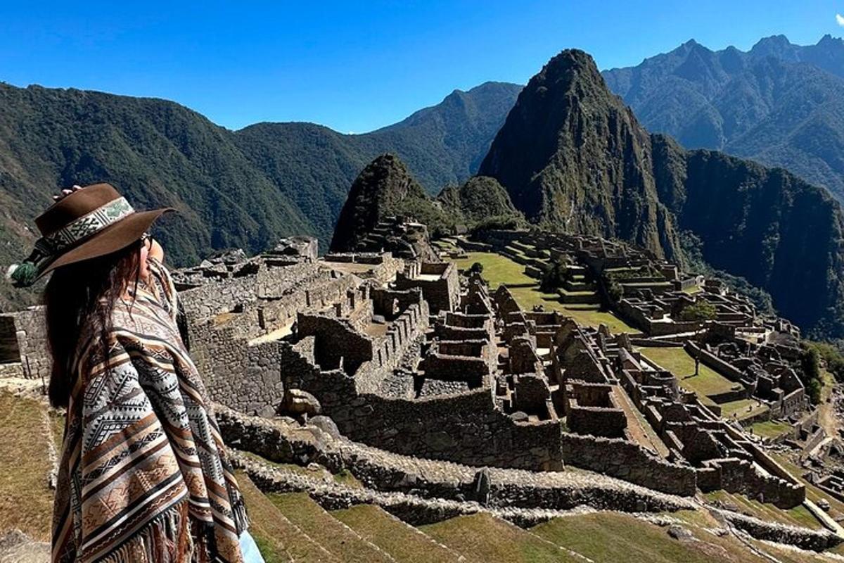 una donna è in piedi sulla cima di una montagna