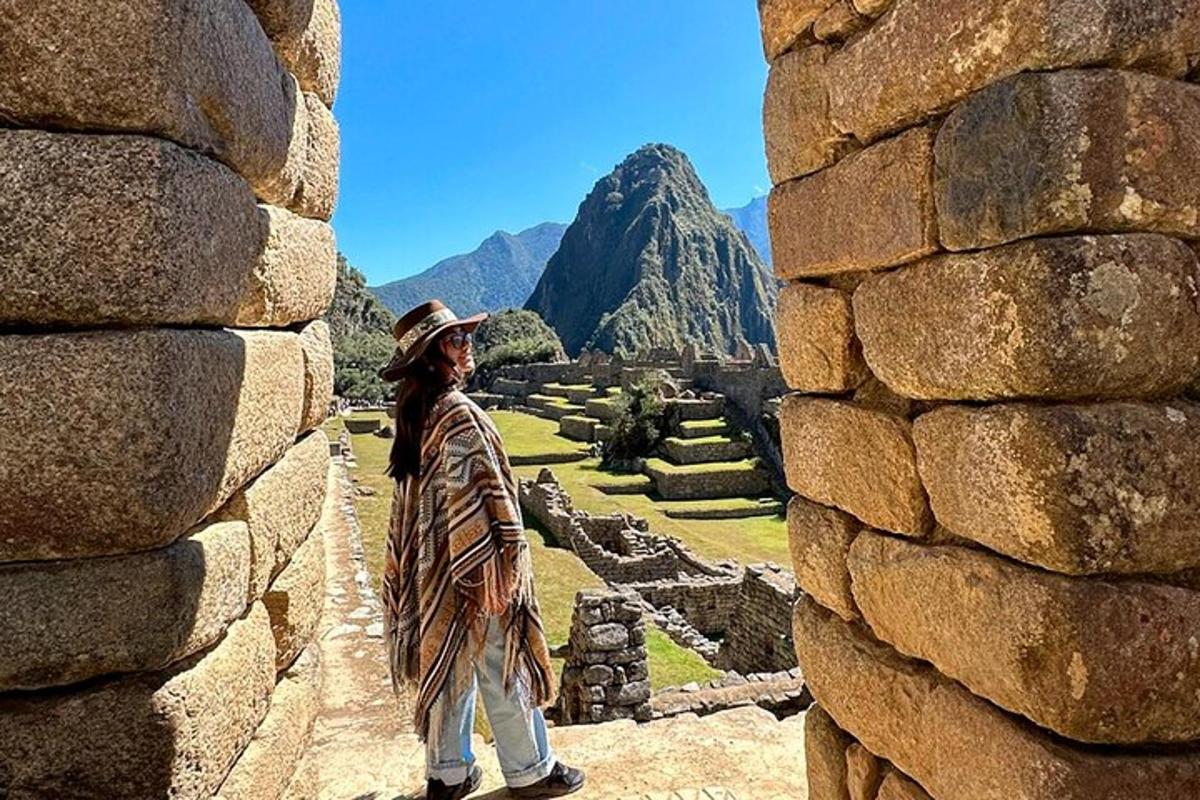 una dona dreta a sobre d'un mur de pedra