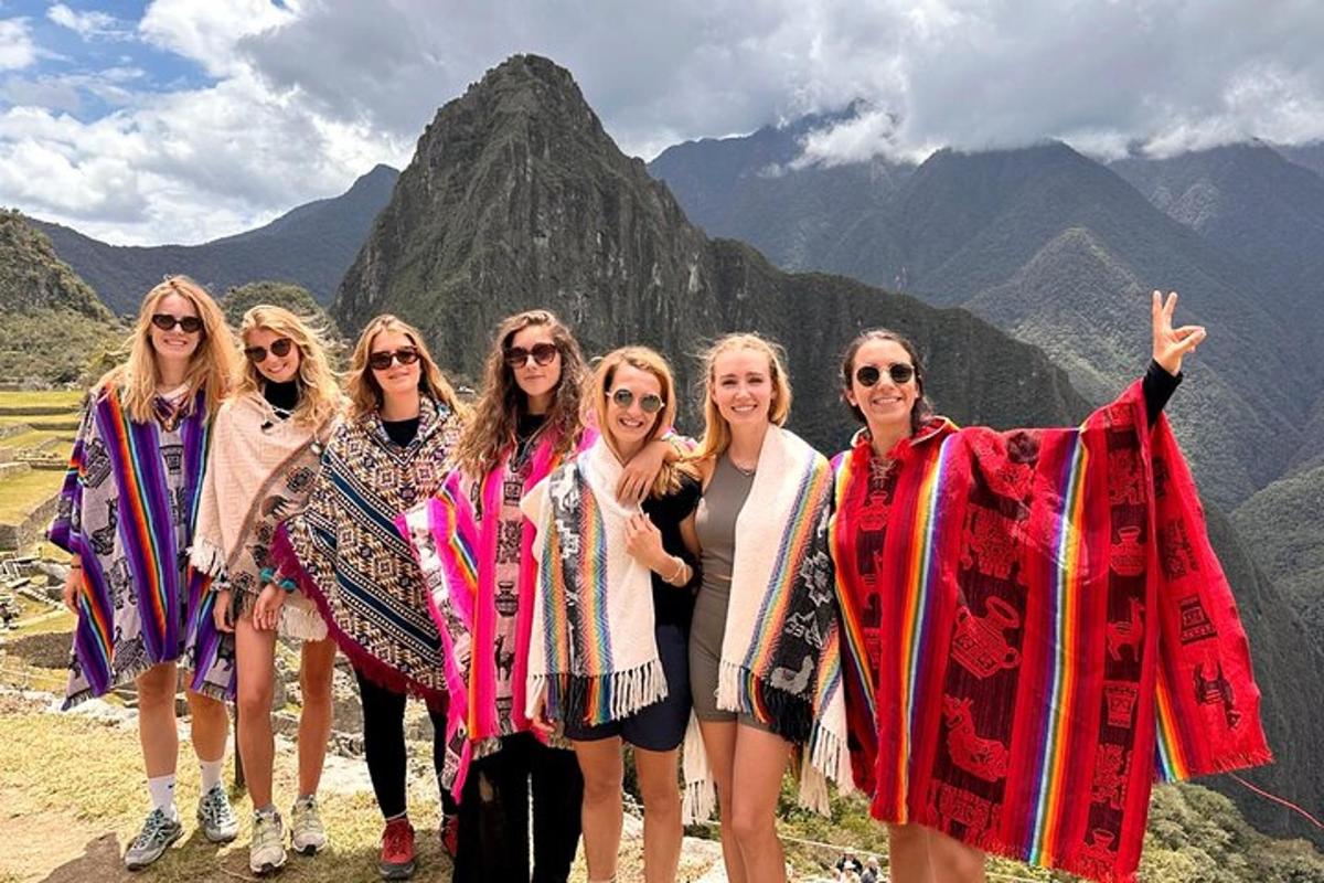 un gruppo di donne in piedi sulla cima di una montagna